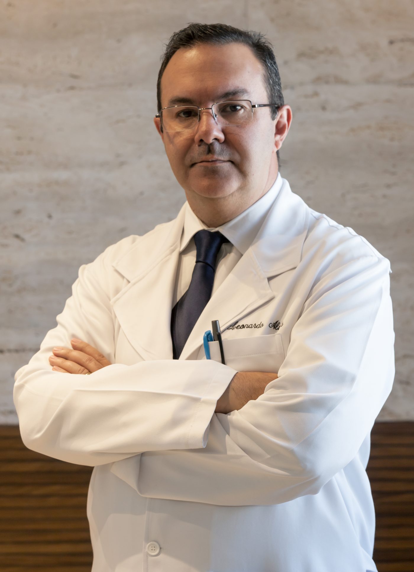 Dr. Leonardo de Souza Alves, urologista e andrologista, no Instituto de Urologia & Andrologia em Belo Horizonte
